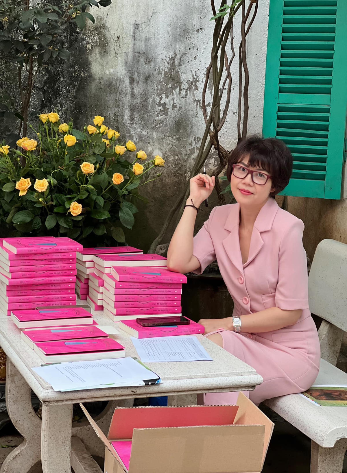 “Than đỏ dưới tro tàn” là tập tản văn thứ 5 và là cuốn sách thứ 23 của Đỗ Bích Thuý. Ảnh: FBNV.
