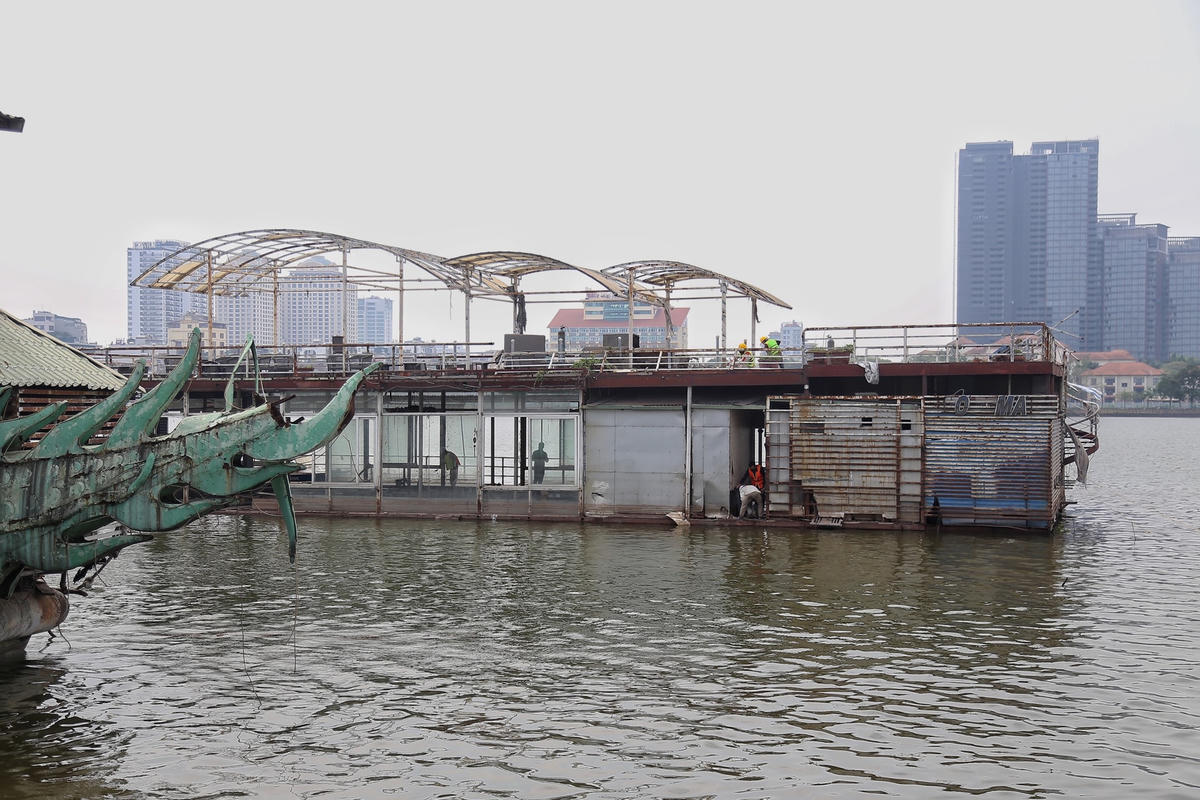 Đối với sàn chìm của Công ty Cổ phần Sông Potomac đã bị UBND quận Tây Hồ ban hành Quyết định 88/QĐ-XPHC ngày 11/11/2022 về xử phạt vi phạm hành chính và Quyết định số 117/QĐ-CCXP ngày 30/12/2022 về việc cưỡng chế buộc thực hiện khắc phục hậu quả.