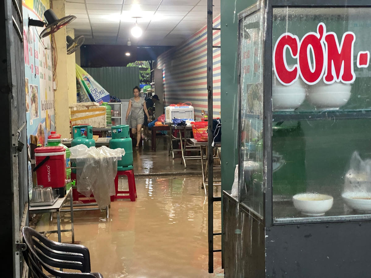 Mưa lớn khiến một số hàng quán ở thị trấn Ái Nghĩa, huyện Đại Lộc bị ngập nước.