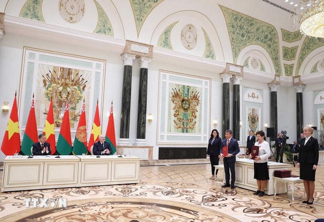 Tổng Bí thư Tô Lâm và Tổng thống Belarus Aleksandr Lukashenko chứng kiến Lễ trao Bản ghi nhớ giữa Liên hiệp các Tổ chức hữu nghị Việt Nam và Hiệp hội hữu nghị và giao lưu văn hóa với nước ngoài của Belarus. (Ảnh: Thống Nhất/TTXVN) ttxvn-tong-bi-thu-to-lam-va-tong-thong-belarus-chung-kien-le-trao-cac-thoa-thuan-hop-tac-8027688-6.jpg