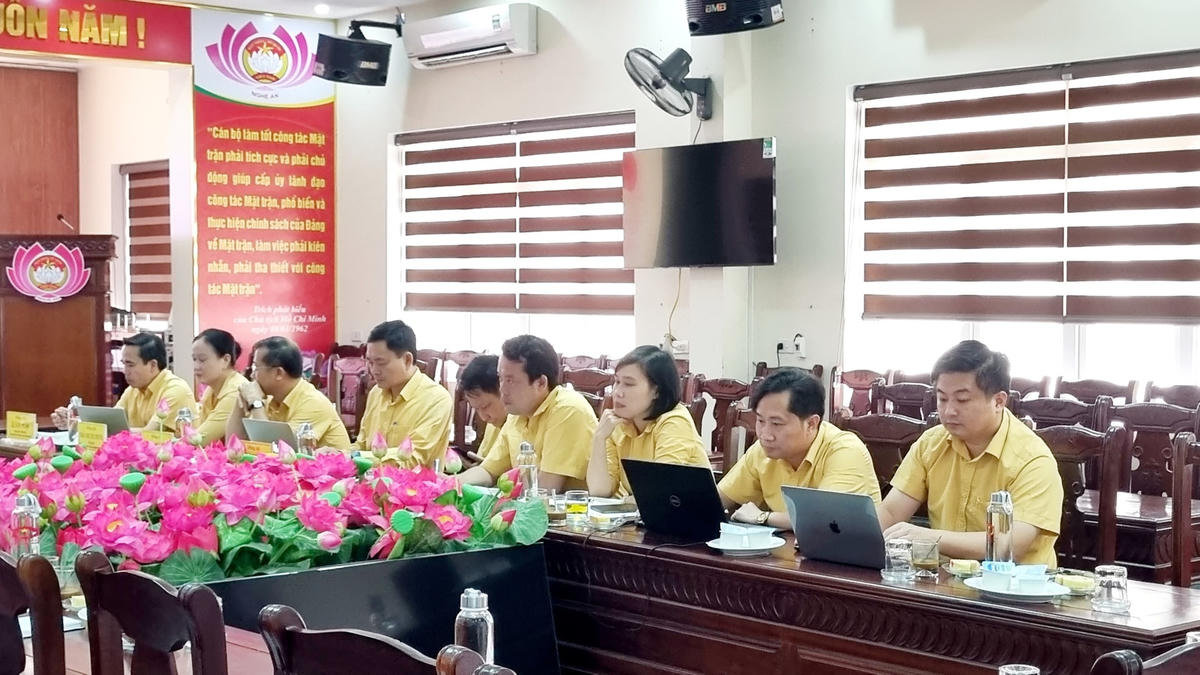 Đại diện lãnh đạo 2 đơn vị trao đổi, đóng góp thêm các ý kiến nhằm hoàn thiện chương trình phối hợp đạt hiểu quả cao. Ảnh: Điền Bắc.
