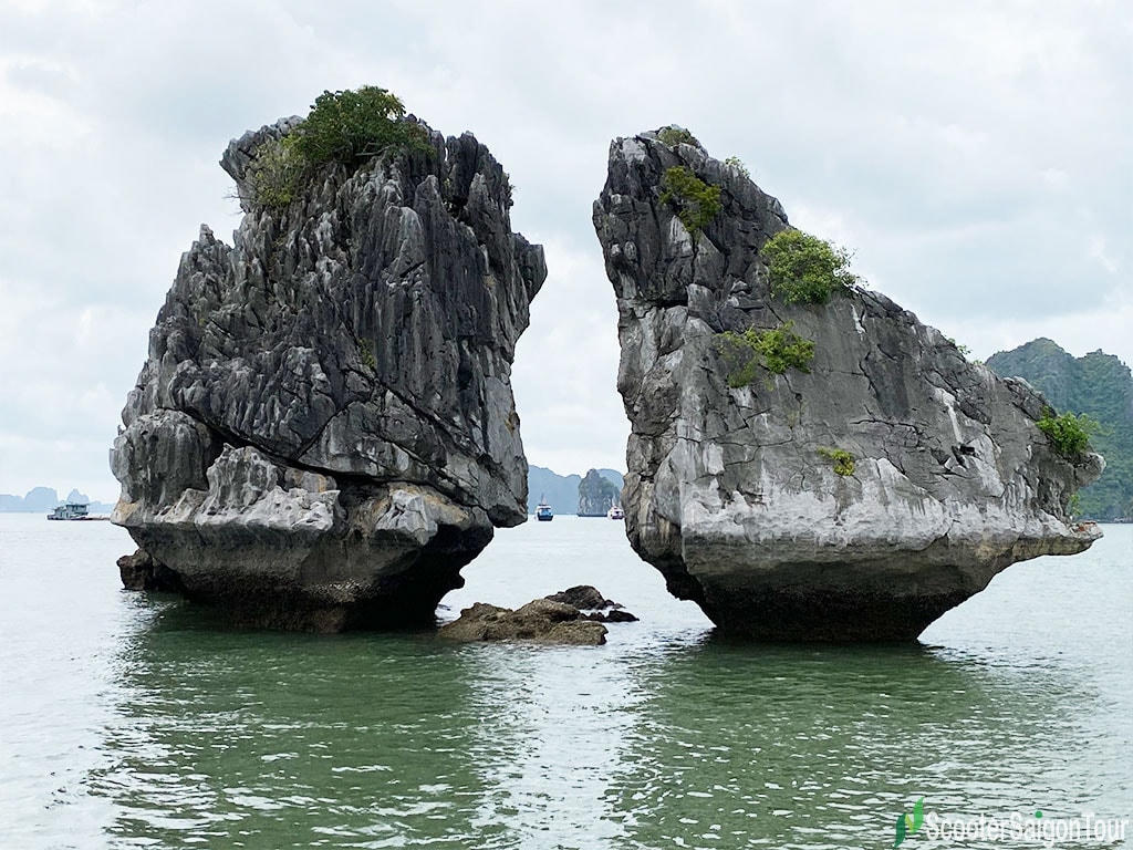Hòn Trống Mái trên vịnh Hạ Long,