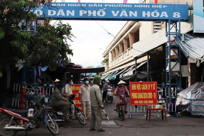  Lực lượng chức năng phường Ninh Hiệp, TX Ninh Hòa làm nhiệm vụ phòng chống dịch Covid-19 năm 2021.