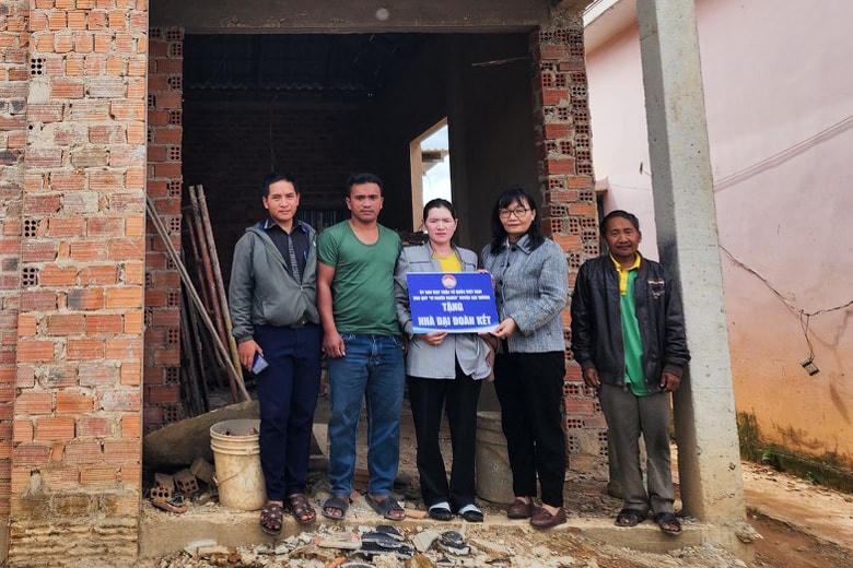 MTTQ Việt Nam huyện Lạc Dương hỗ trợ tiền làm nhà đại đoàn kết cho hộ nghèo từ nguồn Quỹ “Vì người nghèo”. 