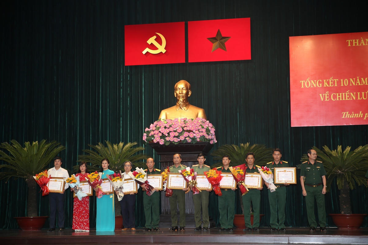 Cá nhân, tập thể được khen thưởng do có thành tích trong thực hiện Nghị quyết Trung ương 8 khóa XI về Chiến lược bảo vệ Tổ quốc trong tình hình mới.