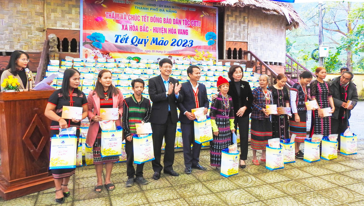 Phó Chủ tịch UBND TP Đà Nẵng Ngô Thị Kim Yến và Chủ tịch Ủy ban MTTQ Việt Nam TP Đà Nẵng Ngô Xuân Thắng, trao quà Tết Quý Mão cho các  hộ Cơ Tu thôn Tà Lang, Giàn Bí xã Hòa Bắc. Ảnh: Thanh Tùng.