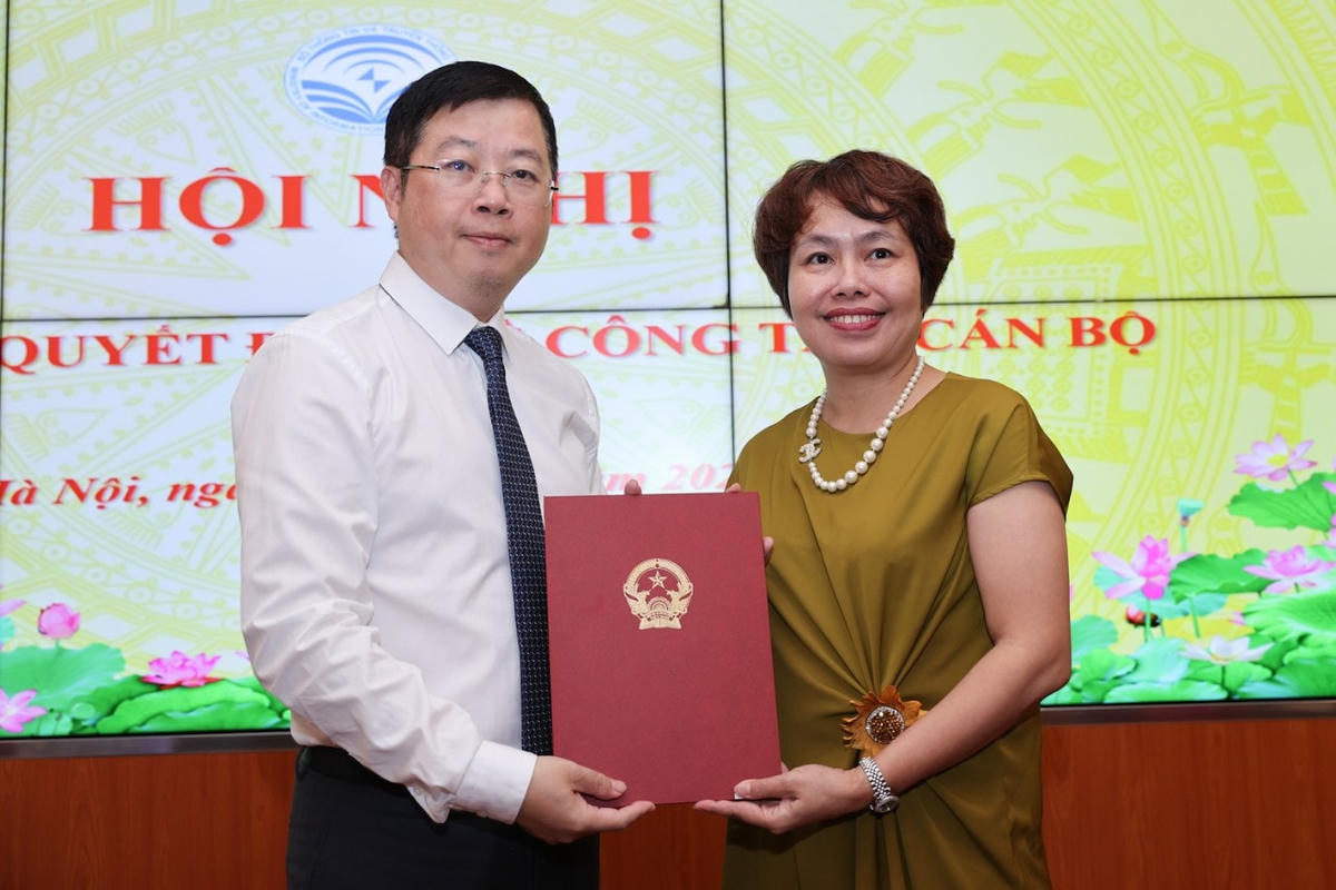 Thứ trưởng Bộ TT&TT trao quyết định tiếp nhận và bổ nhiệm cho bà Đặng Thị Phương Thảo. (Ảnh: Lê Anh Dũng).