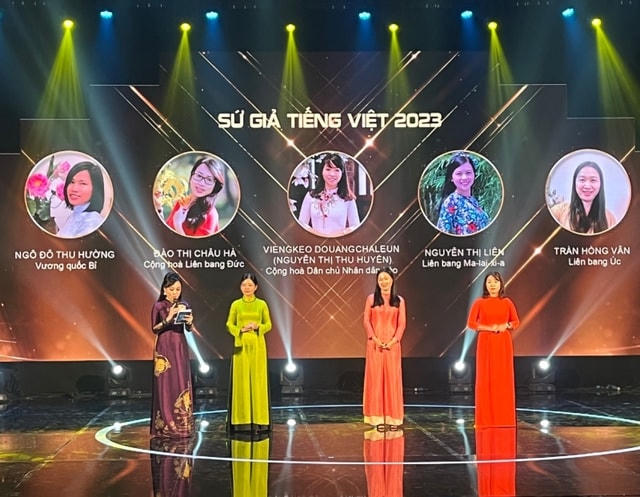 Tôn vinh các thí sinh xuất sắc đạt danh hiệu Sứ giả tiếng Việt ở nước ngoài trong Cuộc thi “Tìm kiếm Sứ giả tiếng Việt ở nước ngoài năm 2023”.  