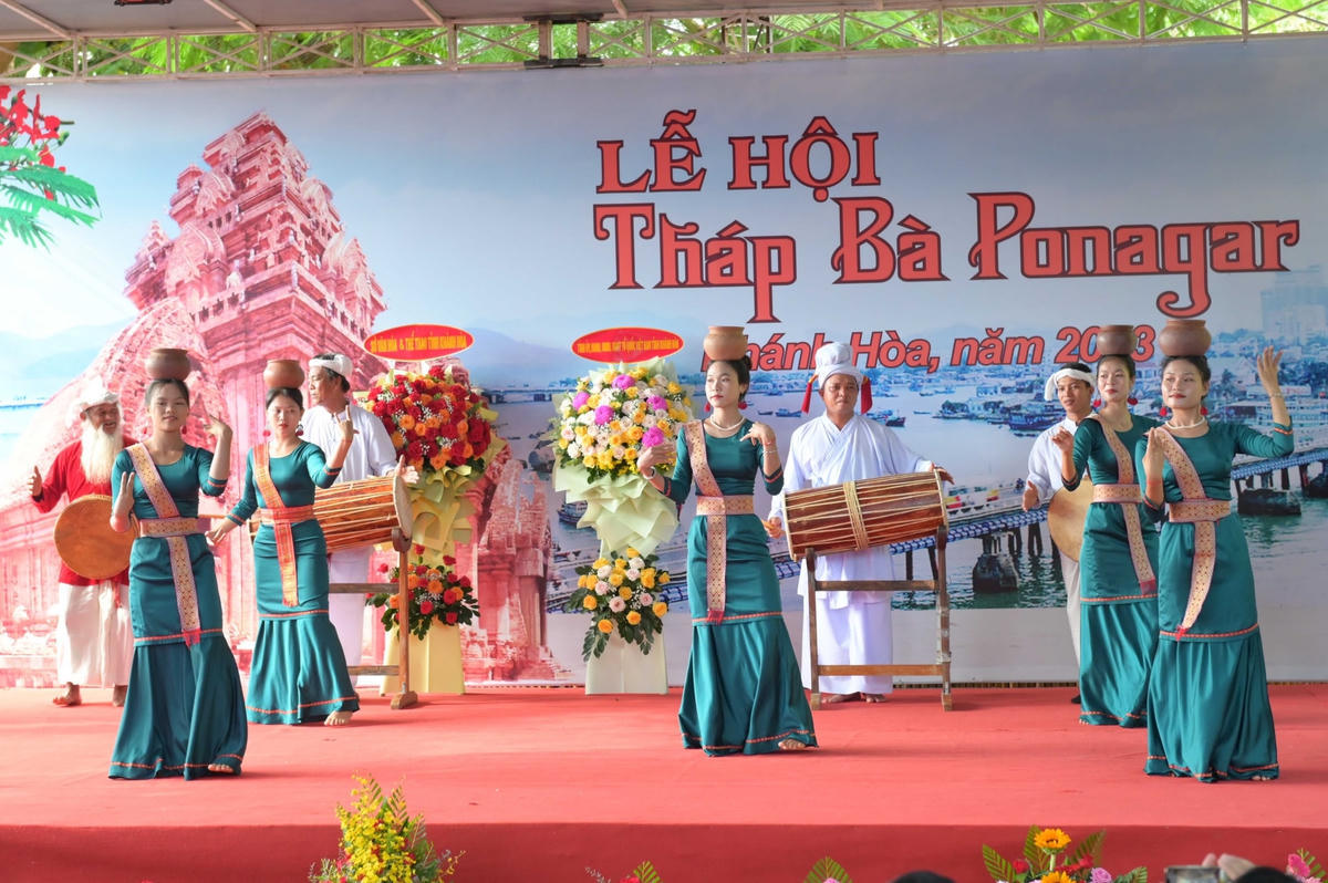 Tiết mục múa Chăm chào mừng khai mạc Lễ hội Tháp Bà Ponagar.