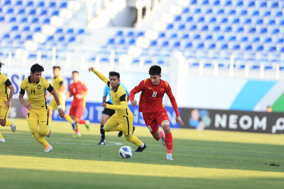 U23 Việt Nam tự tin nhập cuộc và áp đặt thế trận tấn công ngay từ đầu.