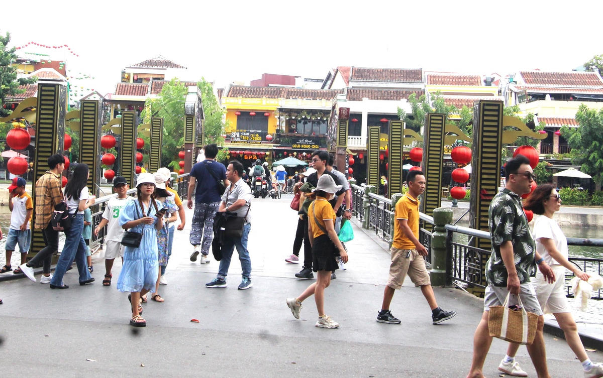 Du khách tham quan trên cầu An Hội.