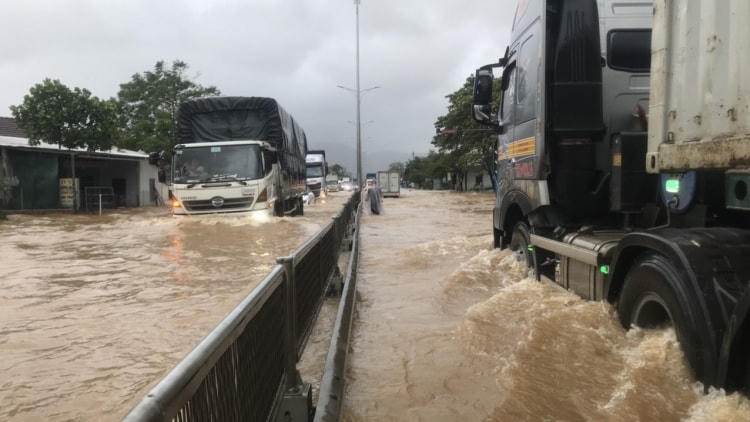 Mưa lớn gây ngập úng ở nhiều nơi. Ảnh: VOV.