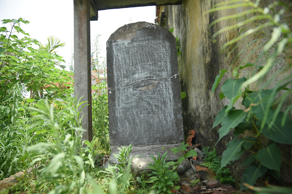 Bia đá có chiều cao khoảng 1 m, rộng 80 cm, quanh diềm bia chạm hoa dây đặc trưng phong cách Lý - Trần, trán bia hiện còn hình một con rồng uốn lượn nhiều vòng nhỏ dần về sau, với những nét khắc rõ ràng, mạch lạc, dưới chân bia là diềm hoa văn sóng thủy ba cũng là một đặc trưng phong cách đời Trần.