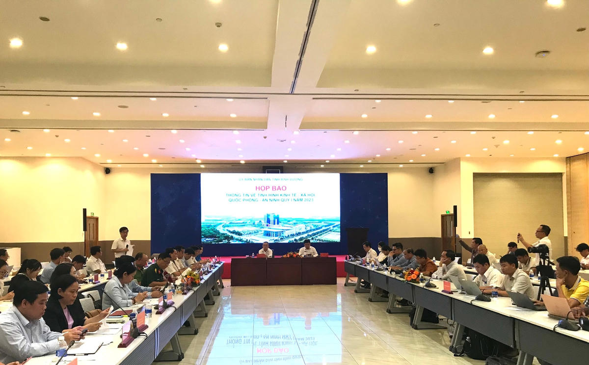 Quang cảnh buổi họp thông tin về tình hình kinh tế - xã hội, quốc phòng - an ninh quý I/2023 tỉnh Bình Dương.