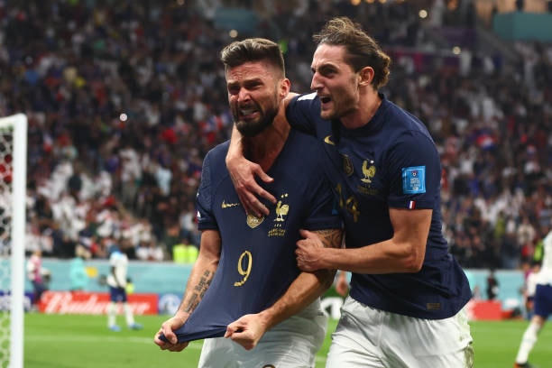 Sự phấn khích tột độ hiển thị trên khuôn mặt Giroud.