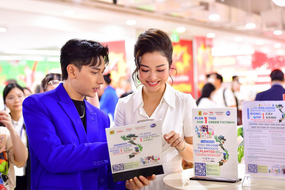 Hoa hậu Jennifer Phạm và ca sĩ Isaac đồng hành cùng chương trình
