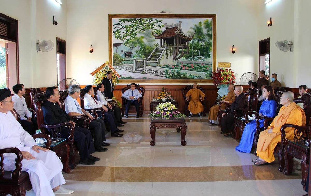 Quang cảnh buổi thăm và chúc mừng.
