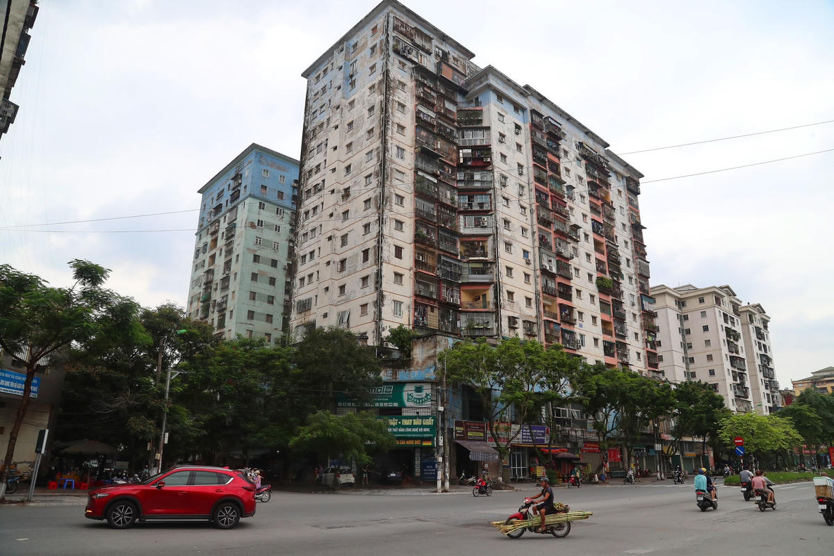 Hình ảnh hàng loạt căn chung cư ngang nhiên cơi nới.