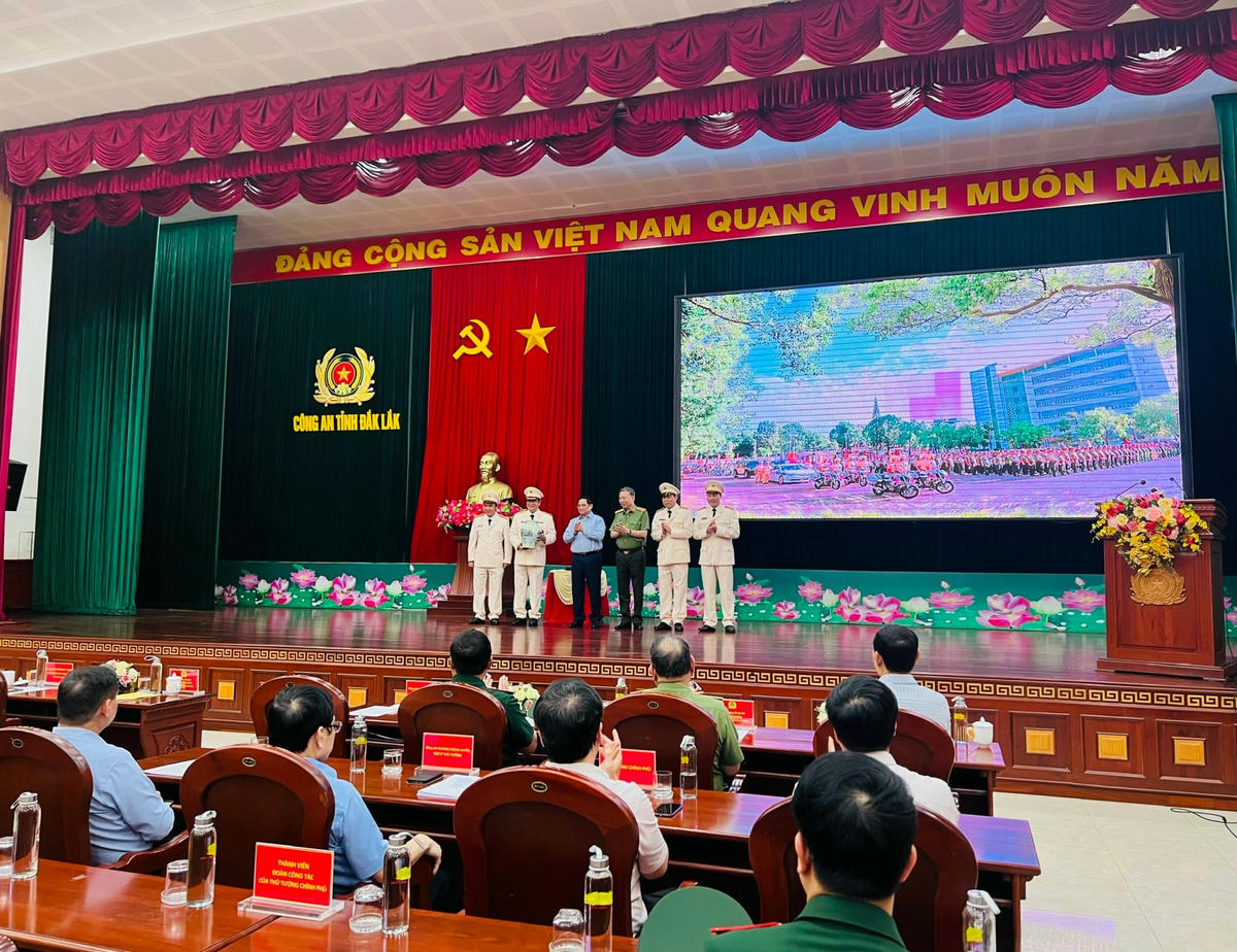 Thủ tướng Phạm Minh Chính tặng quà cho cán bộ, chiến sĩ Công an tỉnh Đắk Lắk.