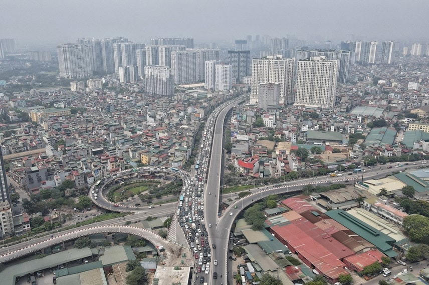 Điểm đầu giao với đường Nguyễn Khoái và phố Minh Khai, điểm cuối giao với đường Long Biên - Thạch Bàn, đường Cổ Linh.