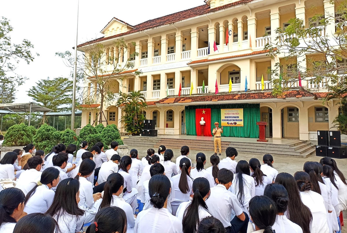 Công an tuyên truyền về tác hại TLĐT cho học sinh.