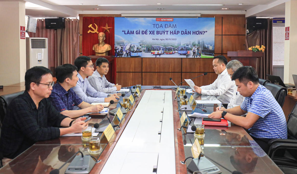 Tọa đàm "Làm gì để xe buýt hấp dân hơn?" của Báo Giao thông.