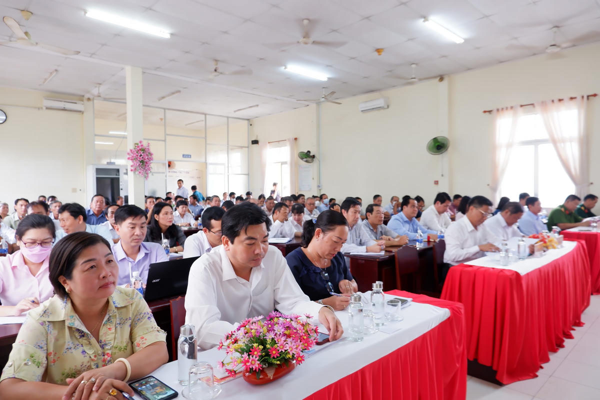 Phó Chủ tịch Trương Thị Ngọc Ánh tiếp xúc cử tri phường Long Tuyền, quận Bình Thuỷ