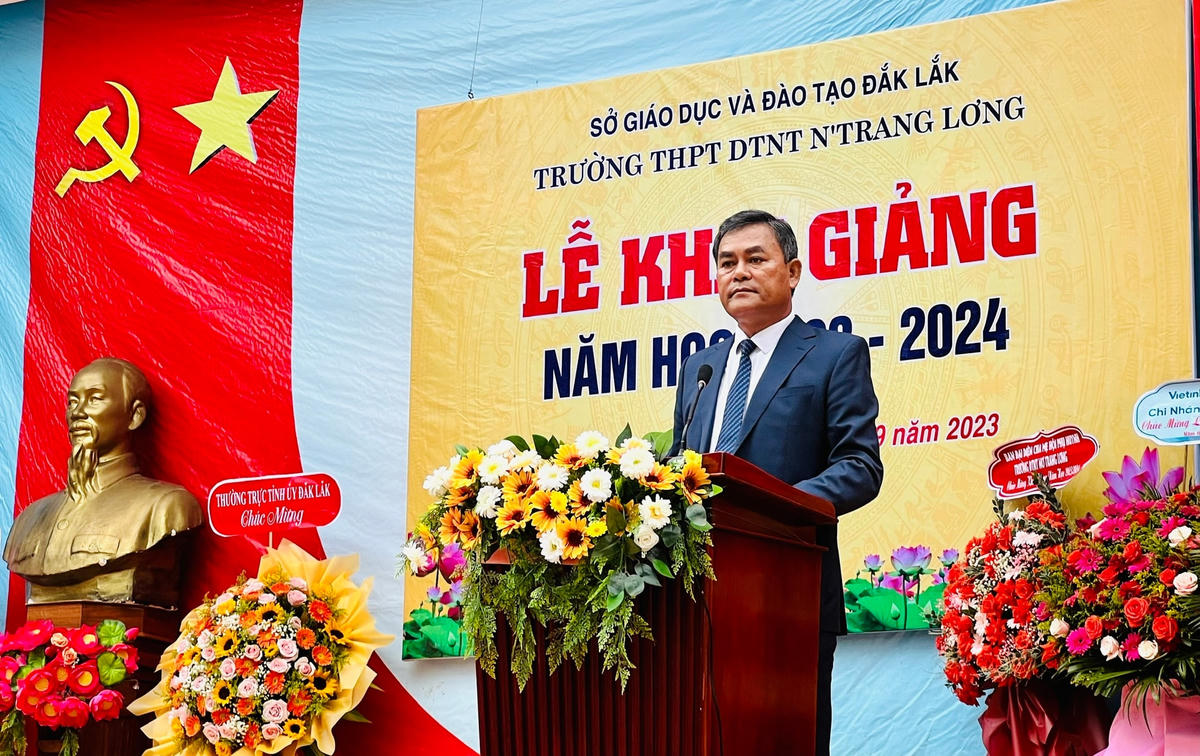 Ông Y Biêr Niê - Phó Bí thư Tỉnh ủy Đắk Lắk đọc thư của Chủ tịch nước gửi ngành Giáo dục dịp khai giảng năm học mới.