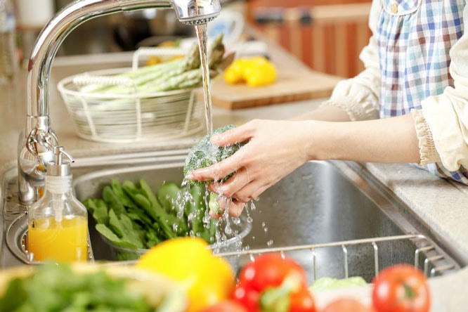 Để tránh ngộ độc thực phẩm trong mùa hè cần chế biến thực phẩm cẩn thận, thực hiện “ăn chín, uống sôi”.  