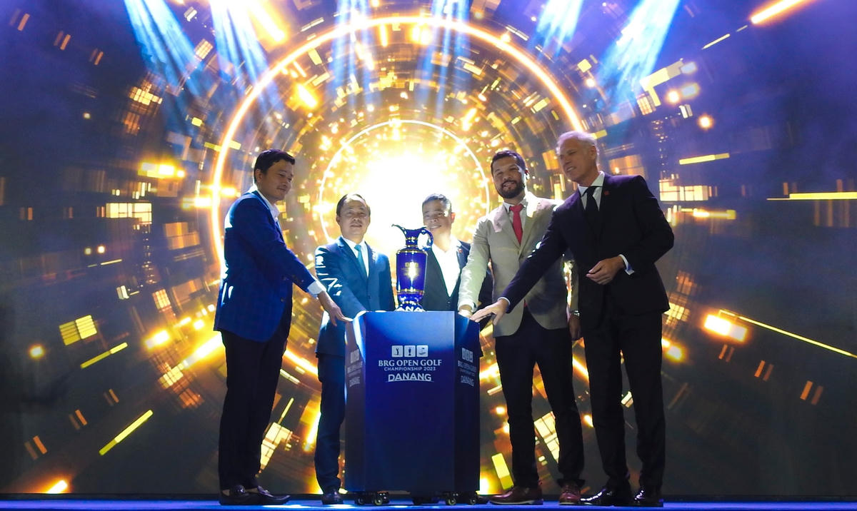 Nhấn nút giới thiệu Cúp của Giải BRG Open Golf Championship Danang 2023. Ảnh: Thanh Tùng.