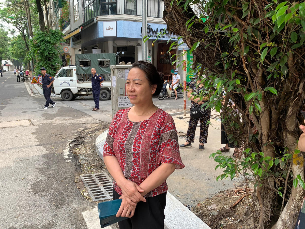Phụ huynh hồi hộp đợi con hoàn thành môn thi cuối cùng.