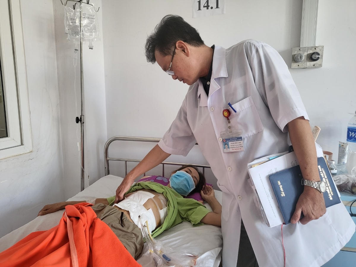 Bác sĩ thăm khám cho bệnh nhân. Ảnh: Quang Nhật.