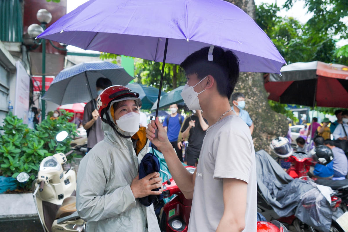 Phụ huynh dặn dò con trước khi vào khu vực thi. 