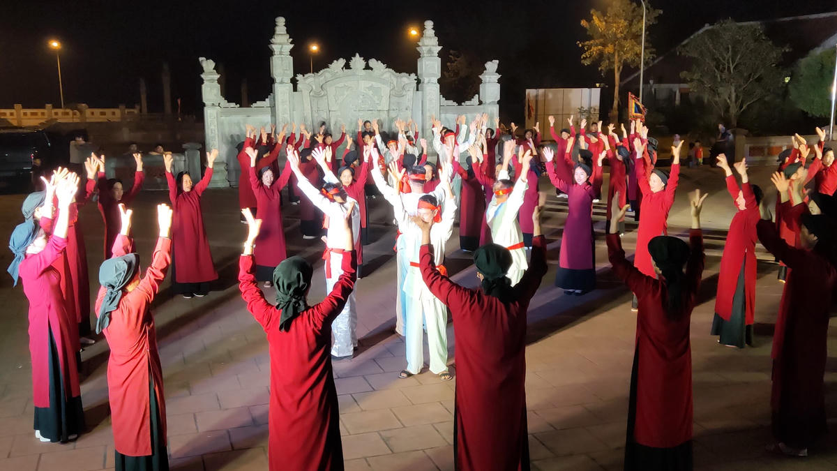 Những ngày này, cứ 19h30 phút tối, cả trăm người có mặt tại miếu Lãi Lèn để tập hát Xoan.