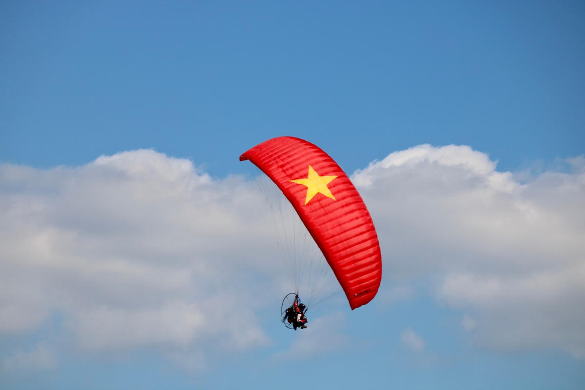 Và bay lượn trên bầu trời.