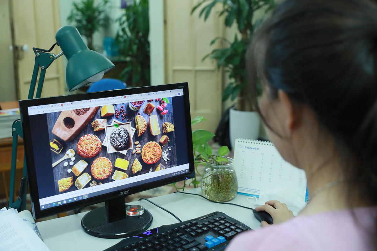 Các loại bánh trung thu giá rẻ, không rõ nguồn gốc tràn ngập thị trường khiến người tiêu dùng như rơi vào “ma trận”. Ảnh: Quang Vinh