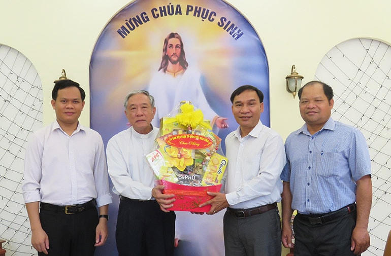 Ông Nguyễn Quốc Hoàn, Chủ tịch Ủy ban MTTQ Việt Nam tỉnh Phú Yên thăm, chúc mừng linh mục Nguyễn Huy Điệp, Chủ tịch Ủy ban Đoàn kết Công giáo tỉnh, Chánh xứ Giáo xứ Tuy Hòa nhân dịp lễ Phục sinh năm 2023.