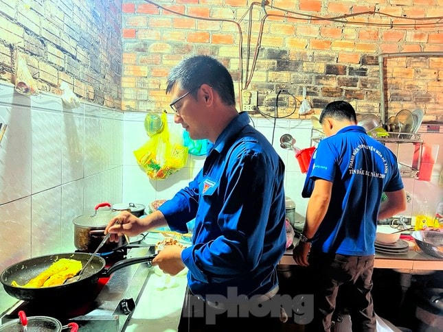 Các đoàn viên thanh niên nấu "Bữa cơm tri ân".