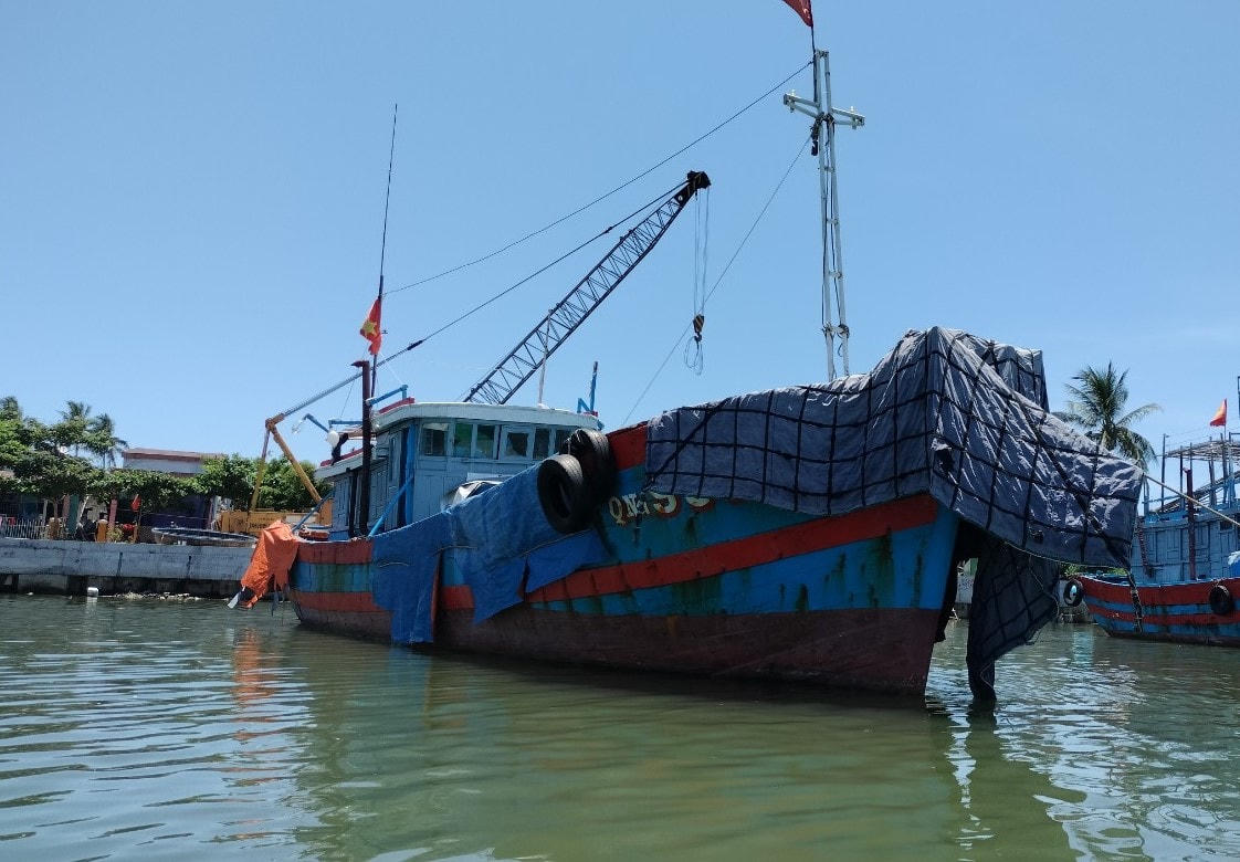 Tàu thuyền neo đậu được phủ bạt để che nắng.