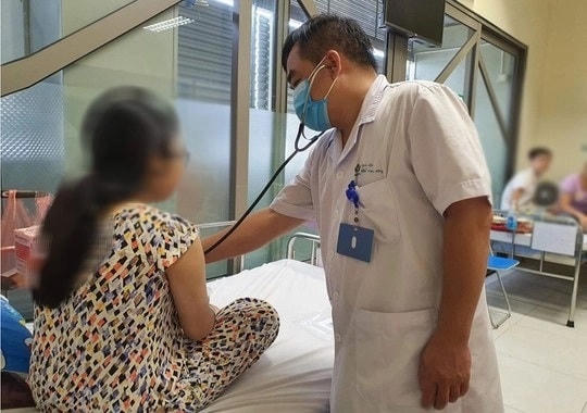 Bác sĩ kiểm tra sức khỏe cho bệnh nhi bị mất ngủ, rối loạn lo âu. Ảnh: T.Trang.
