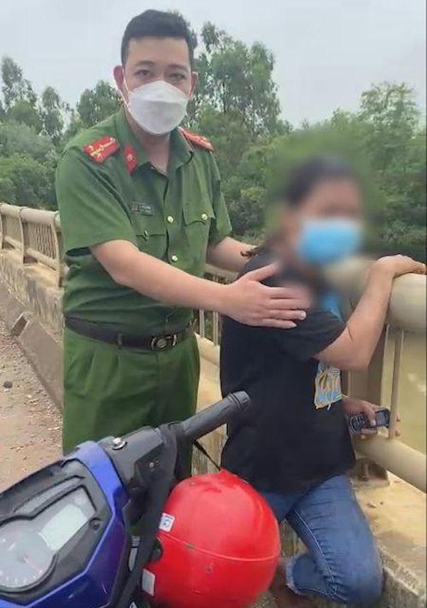 Sau nhiều giờ động viên, lực lượng Công an đã thuyết phục chị N. bỏ ý định tự tử.