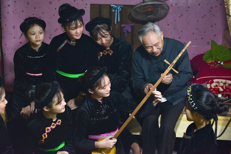 Nghệ nhân Nhân dân gạo cội Hà Thuấn (xã Tân An, Chiêm Hóa, Tuyên Quang) say mê truyền dạy Then cho các em để phát triển và bảo tồn Then - đàn Tính, báu vật vô giá của nhân loại.