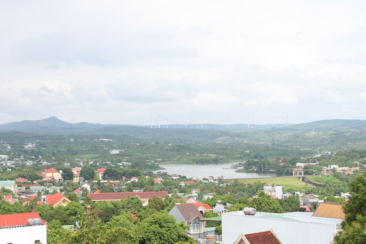 Hồ Ea Drăng trong lòng thị trấn Ea Drăng - địa điểm vui chơi của người dân phố huyện.  