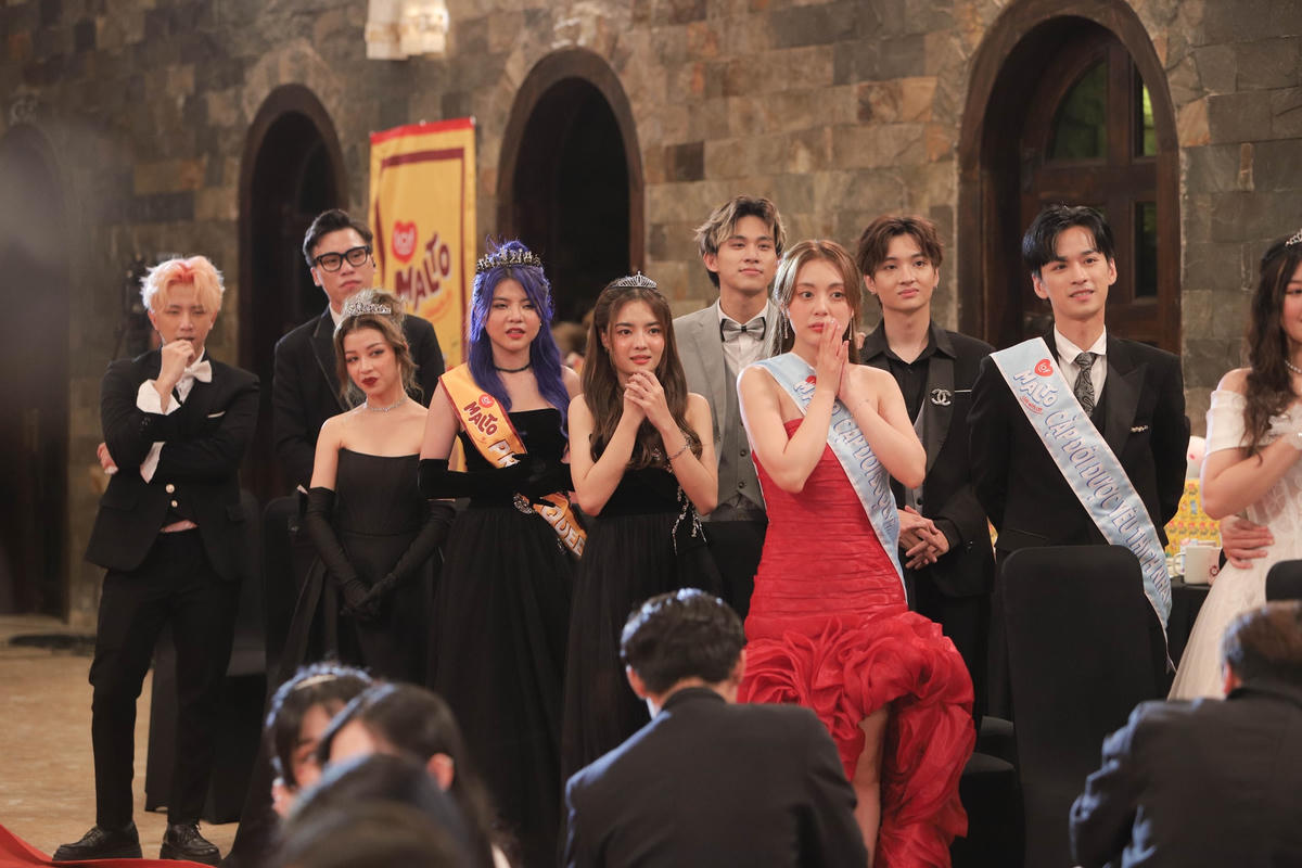 Các bạn trẻ tham gia vũ hội vô cùng hồi hộp trước màn tỏ tình của Lê Đức. Ảnh: Perfect Universe.  