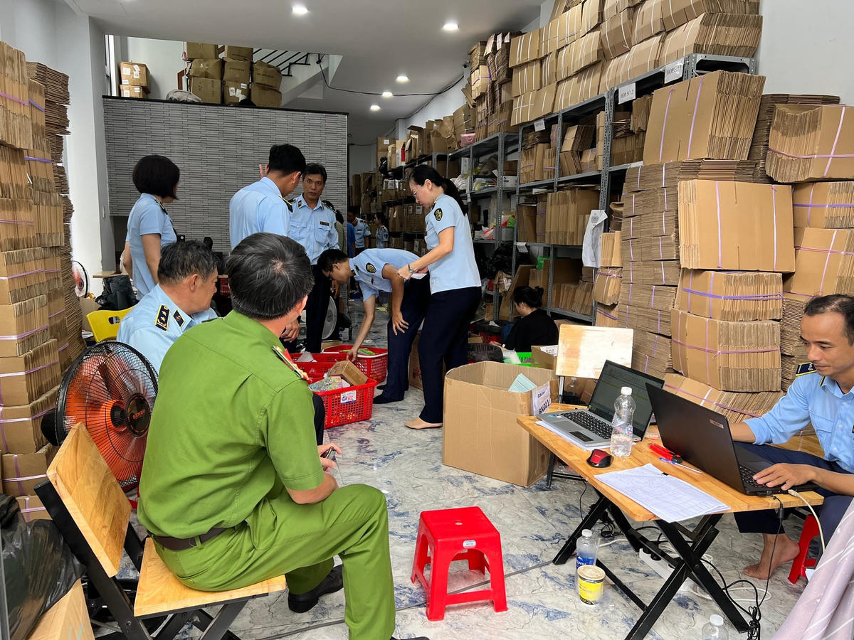 'Choáng' với hàng giả online