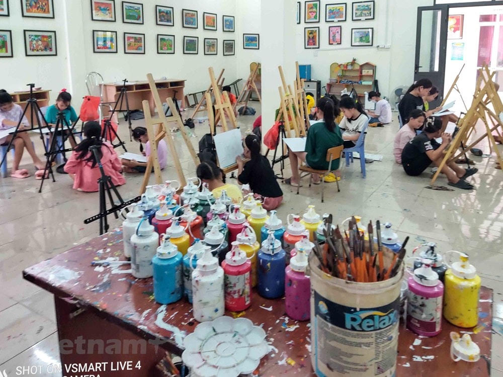 Hằng năm, cứ vào dịp hè, Bảo tàng Mỹ thuật xã Cổ Đô, huyện Ba Vì, thành phố Hà Nội lại tổ chức lớp học vẽ miễn phí cho các em thiếu nhi tại xã và vùng lân cận. (Nguồn: Vietnam+).