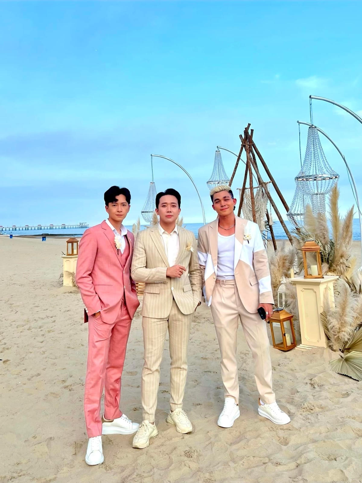 Ngô Kiến Huy, Trấn Thành và Jun Phạm và dàn sao Việt xuất hiện trên bãi biển - nơi diễn ra lễ cưới.