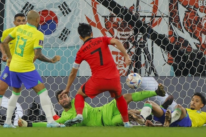 Son Heung Min có những cơ hội nhưng không thắng được thủ thành Alisson.