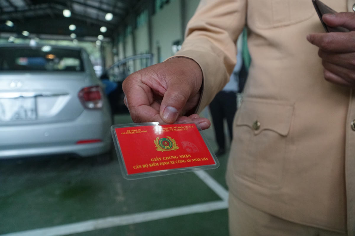 Các chiến sĩ CSGT đều có giấy chứng nhận cán bộ kiểm định xe Công an nhân dân, nên nhanh chóng bắt nhịp được với công việc.
