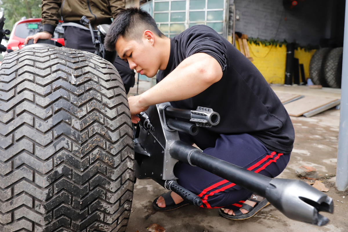 Chiếc xe được chế tạo chủ yếu bằng vật liệu sắt.